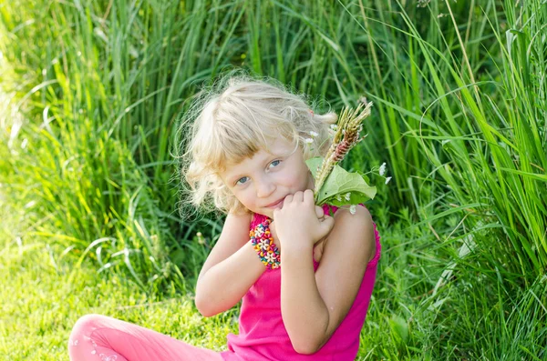 Blonda tjejer på gräs — Stockfoto