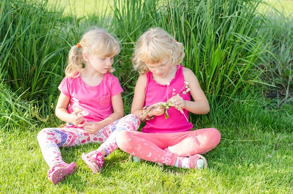 Blonde Mädchen auf Gras — Stockfoto