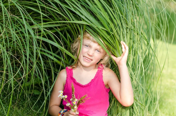 Blonde Mädchen auf Gras — Stockfoto