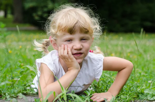 Blond tjej på gräs — Stockfoto