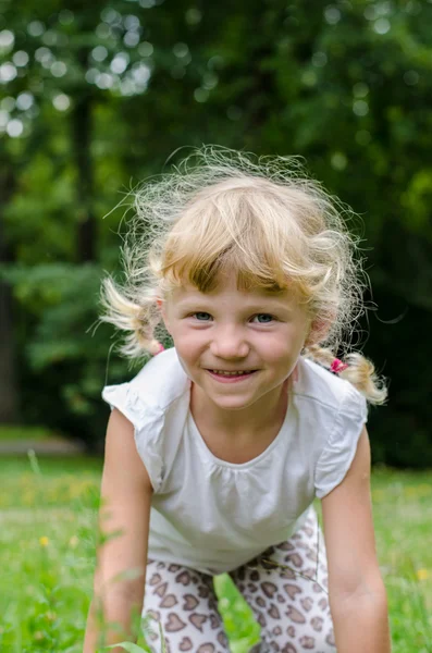 Blond tjej på gräs — Stockfoto