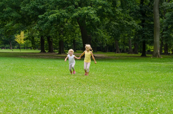 Duas meninas no parque — Fotografia de Stock