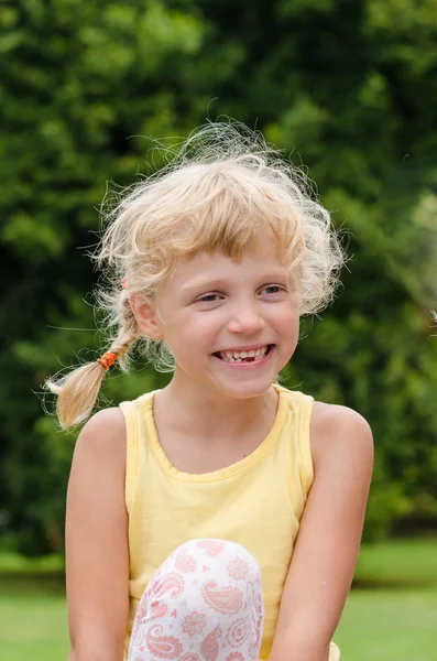 Blonda tjejer på gräs — Stockfoto