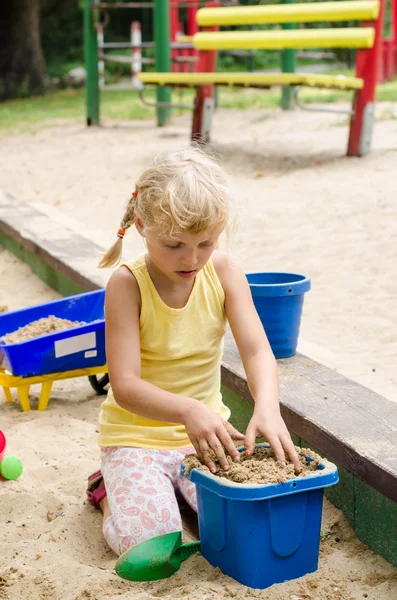 Mädchen auf Spielplatz — Stockfoto