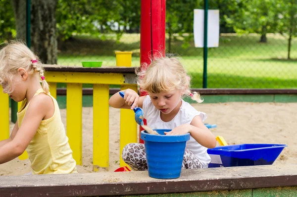 Mädchen auf Spielplatz — Stockfoto