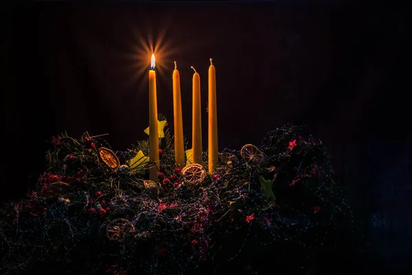 Leuchtende Kerze Auf Bunt Geschmücktem Adventskranz Mit Vier Kerzen Auf — Stockfoto