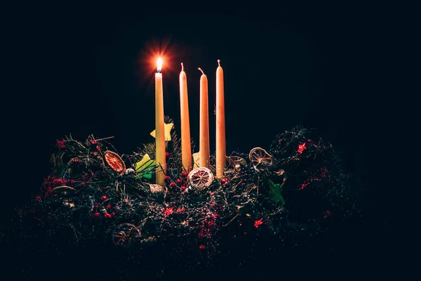 Een Stralende Kaars Kleurrijke Versierde Adventskrans Met Vier Kaarsen Zwarte — Stockfoto