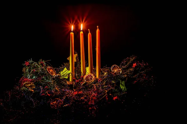 Сияющие Свечи Красочном Украшенном Венке Четырьмя Свечами Черном Фоне — стоковое фото