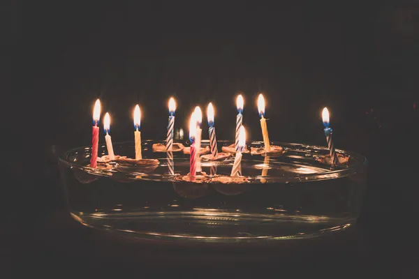 Símbolos Natal Velas Cascas Nozes Flutuando Água Tradições Trajes — Fotografia de Stock