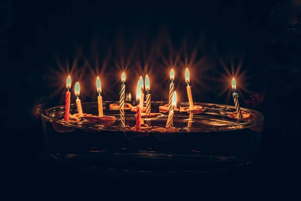 Símbolos Natal Velas Cascas Nozes Flutuando Água Tradições Trajes Espaço — Fotografia de Stock