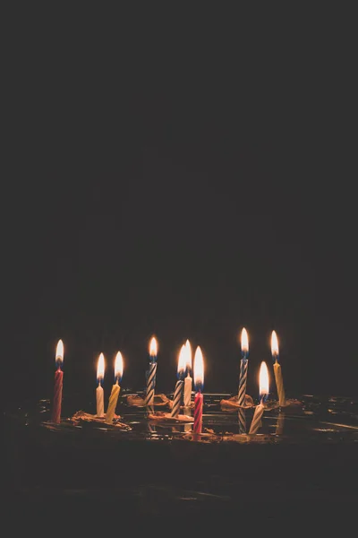 Símbolos Natal Velas Cascas Nozes Flutuando Água Tradições Trajes Espaço — Fotografia de Stock