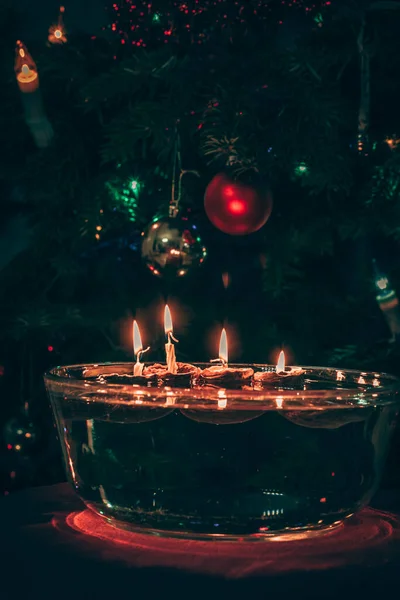 Símbolos Natal Velas Cascas Nozes Flutuando Água Tradições Trajes Espaço — Fotografia de Stock