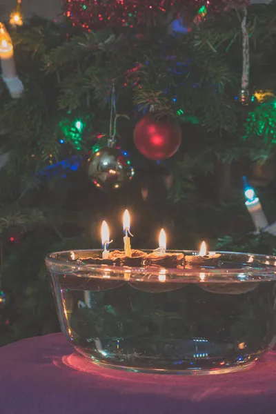 Símbolos Natal Velas Cascas Nozes Flutuando Água Tradições Trajes Espaço — Fotografia de Stock