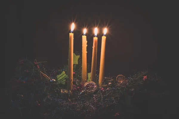 Lysande Ljus Färgglada Dekorerade Adventskrans Svart Bakgrund — Stockfoto