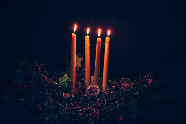 Stralende Kaarsen Kleurrijke Versierde Adventskrans Zwarte Achtergrond — Stockfoto