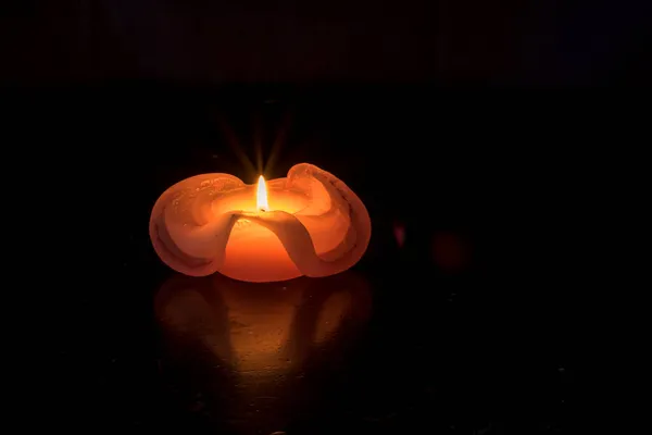 Eine Festlich Brennende Kerze Auf Schwarz — Stockfoto