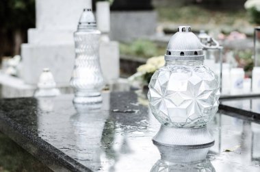 Mezarlıktaki tüm azizler gününde mezardaki fener, cenaze konsepti.