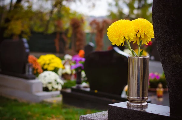 Gräber Blumen Dekoration Und Kerzen Allerheiligen Auf Dem Friedhof Bestattungskonzept — Stockfoto