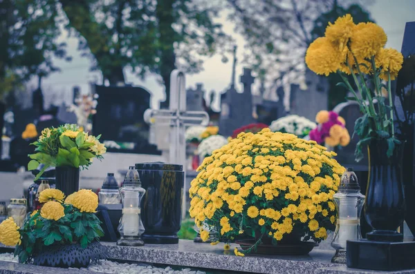 Tumbas Flores Crisantemo Amarillo Decoración Velas Durante Todo Día Los — Foto de Stock