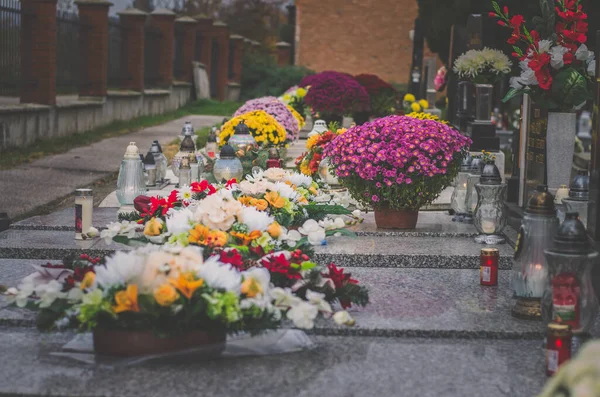 Могилы Украшены Цветами Венками Время Святых День Кладбище — стоковое фото