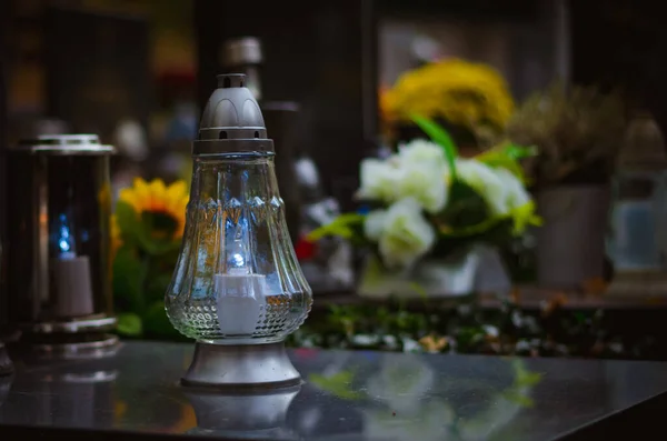 Linternas Velas Flores Durante Día Todos Los Santos Tumba Cementerio —  Fotos de Stock