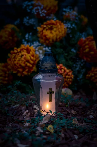 Lantaarns Kaarsen Bloemen Tijdens Allerheiligen Graf Begraafplaats — Stockfoto