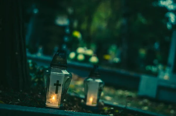 Фонари Свечи Цветы Время Дня Святых Могиле Кладбище — стоковое фото