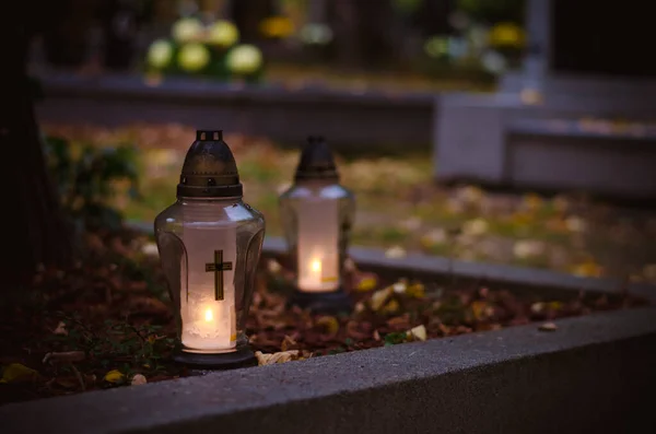 Lanternas Velas Flores Durante Dia Todos Santos Sepultura Cemitério — Fotografia de Stock