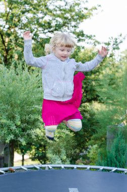 sarışın kız atlama