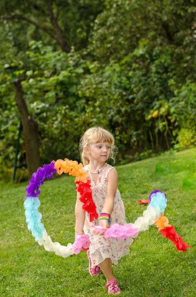 Menina loira dançando — Fotografia de Stock