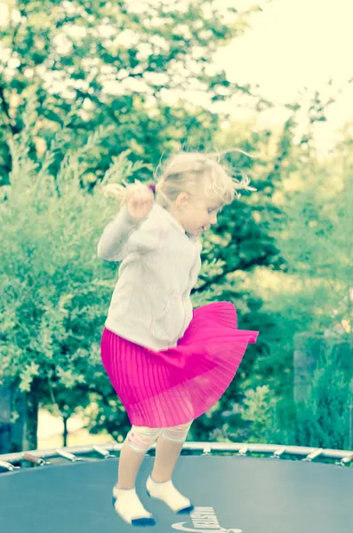 Blond girl jumping — Stockfoto