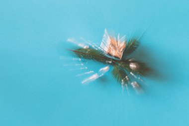 Hediye dekorasyonu mavi arkaplan üzerindeki etkisini azalttı