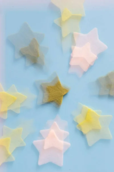 Grüne Und Weiße Sterne Verschwommene Wirkung Auf Blauem Hintergrund — Stockfoto