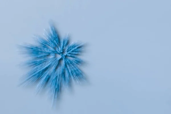 Resplandeciente Decoración Copo Nieve Azul Sobre Fondos Azules Efecto Desenfocado — Foto de Stock