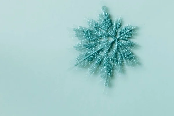 Glittering Blue Snowflake Decoration Blue Backgrounds Blurred Defocussed Effect — Stock Photo, Image