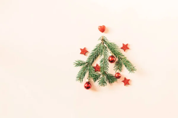 简单的圣诞树 有松枝和白色背景的红色装饰 — 图库照片