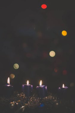Noel ağacı ışıklarıyla süsleme, lüks ve sihirli mumlar yakmak.
