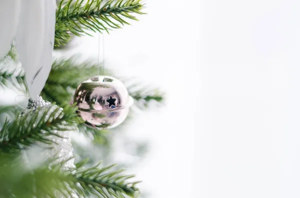 Silberne Glockendekoration Auf Baum Vor Weißem Hintergrund — Stockfoto