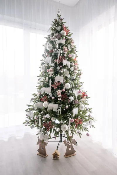 Eleganter Luxuriös Geschmückter Weihnachtsbaum Haus Mit Weißem Schmuck Und Dekorationen — Stockfoto