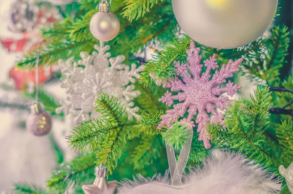 五彩缤纷的圣诞装饰品和树上的装饰 — 图库照片