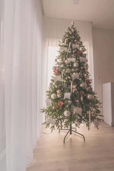 Elegant Luxurious Decorated Christmas Tree House White Adornments Decorations Staying — Stock Photo, Image