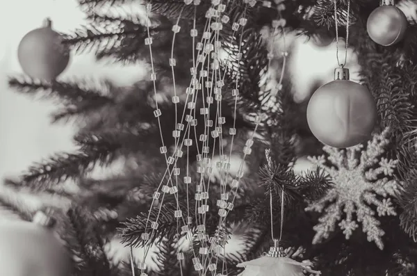 Πλούσια Και Κομψά Χριστουγεννιάτικα Στολίδια Και Διακόσμηση Δέντρο — Φωτογραφία Αρχείου