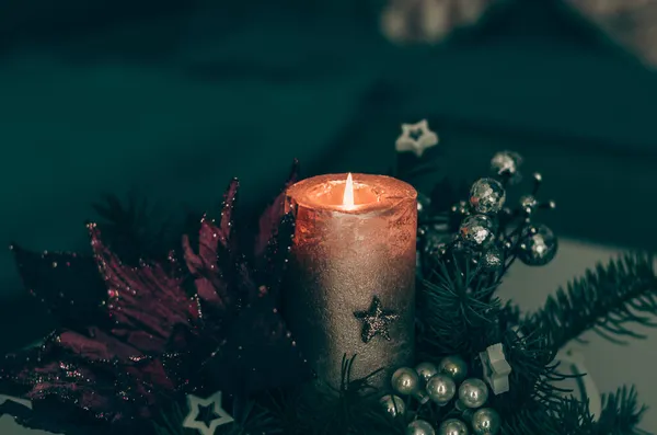 Bougie Allumée Sur Table Noël Décorée — Photo