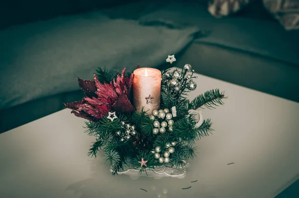 Queimando Vela Mesa Natal Decorada — Fotografia de Stock