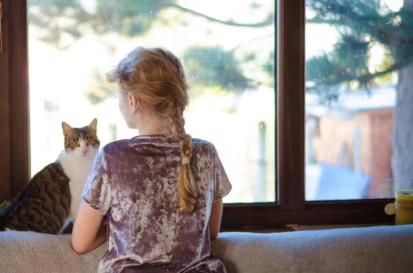 Sarışın Evcil Kedisi Olan Kız Pencerede Oturuyor — Stok fotoğraf