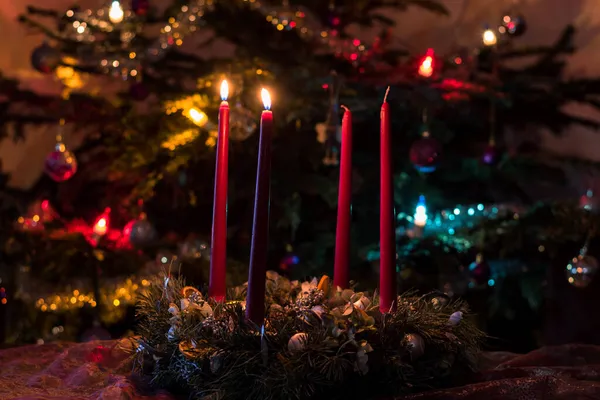 Hořící Adventní Svíčka Osvětleným Vánoční Strom Zázemí — Stock fotografie