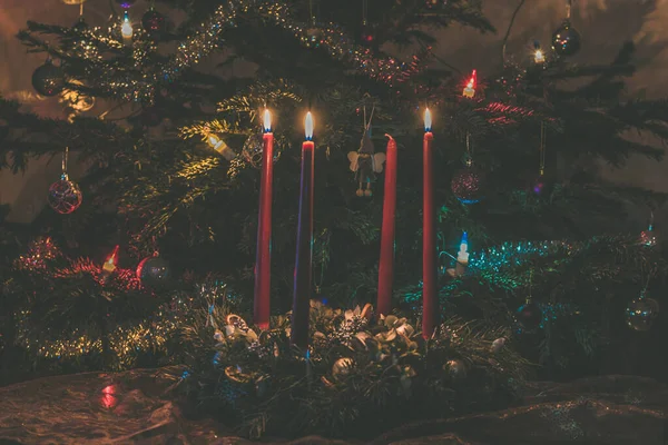 Accendendo Terza Candela Avvento Con Albero Natale Illuminato Negli Sfondi — Foto Stock