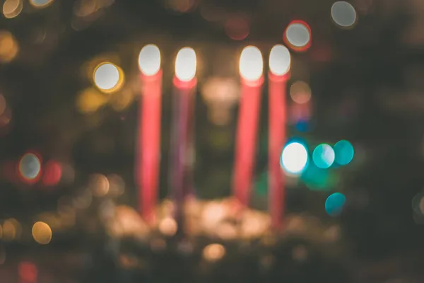 Rozostřený Rozmazaný Adventní Věnec Hořícími Svíčkami Světly Pozadí — Stock fotografie