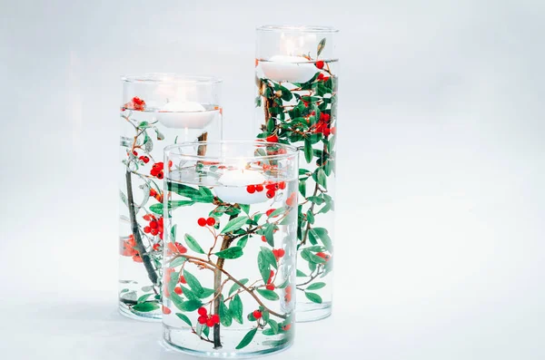 Brinnande Ljus Flyter Vattenytan Vasen Med Grön Och Röd Växt — Stockfoto