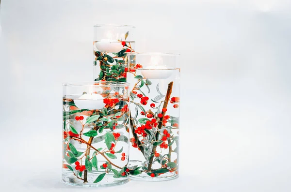 Vazodaki Yüzeyinde Yüzen Çay Mumu Içinde Yeşil Kırmızı Bitki Süslemeleri — Stok fotoğraf